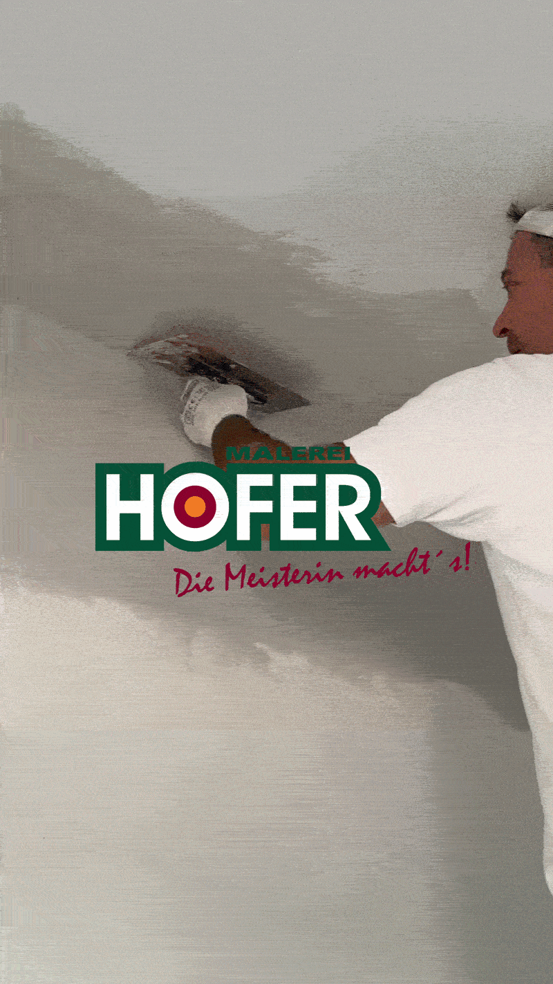 Mitarbeiter der Malerei Hofer spachtelt eine Flächenheizung an die Decke – Schutz vor Schimmel und kalten Ecken mit dem Energy Heating System.
